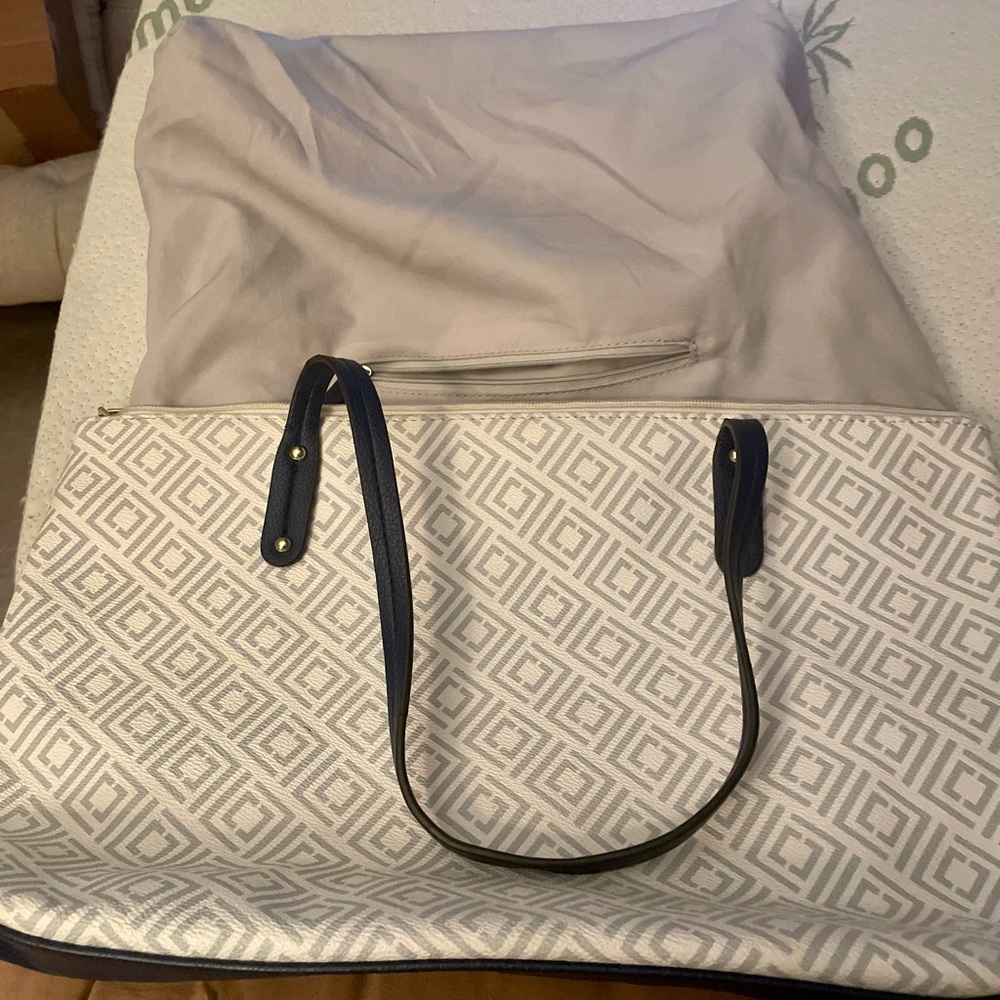 Liz Claiborne tote - Picture 3 of 6